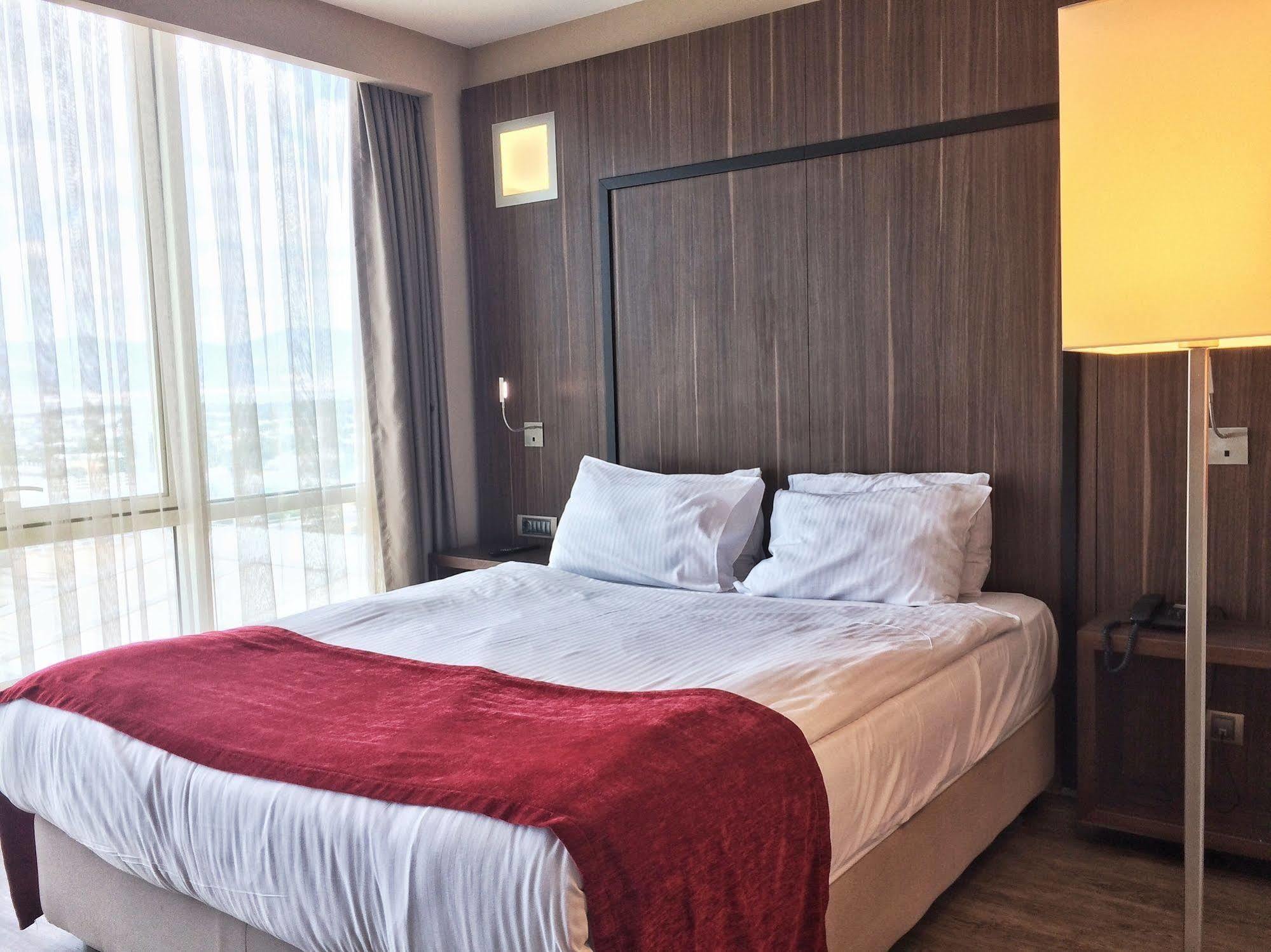 Ramada Encore By Wyndham İzmir Buitenkant foto